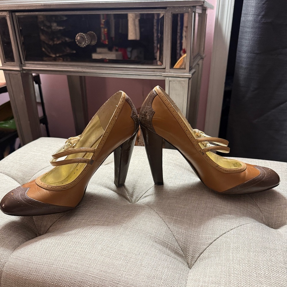 BCBG Paris Mary Jane Heels Size 8 Brown Tan Brogue Oxford Pumps Vintage Style - Picture 3 of 13